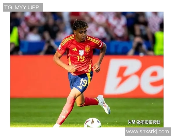 足球明星在进球后选择低调不庆祝引发球迷热议与思考